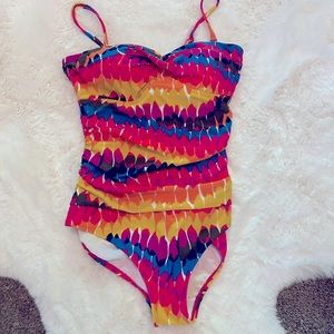 Almost new removable straps fits well and very flattering